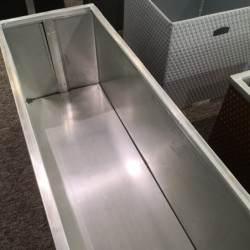 Bac à plantes 108x39x43cm en résine tressée marron foncé nuancé et acier galvanisé Rattan Art