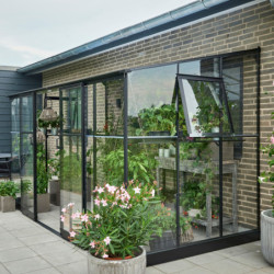 Serre de jardin adossée 7,1m² noire en verre trempé Qube - Halls