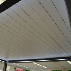 Pergola bioclimatique en aluminium blanc 300x400cm Zéphir – Océo by Proloisirs