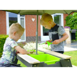 Table d'activités en bois massif sable et eau Aksent avec deux bancs, parasol et outils de jardinage - Exit Toys