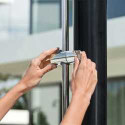 Douche solaire 20 L avec barre de douche pommeau et socle Bestway